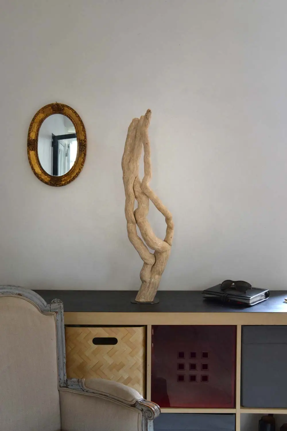 Luminaire LED en bois brut et naturel par le sculpteur et artiste français Frédéric Ansermet