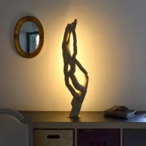 Luminaire LED en bois brut et naturel par le sculpteur et artiste français Frédéric Ansermet
