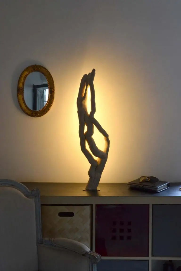 Luminaire LED en bois brut et naturel par le sculpteur et artiste français Frédéric Ansermet