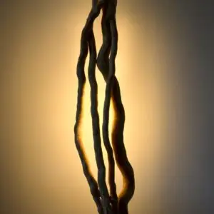 Luminaire LED en bois brut, bois naturel par le sculpteur et artiste français Frédéric Ansermet
