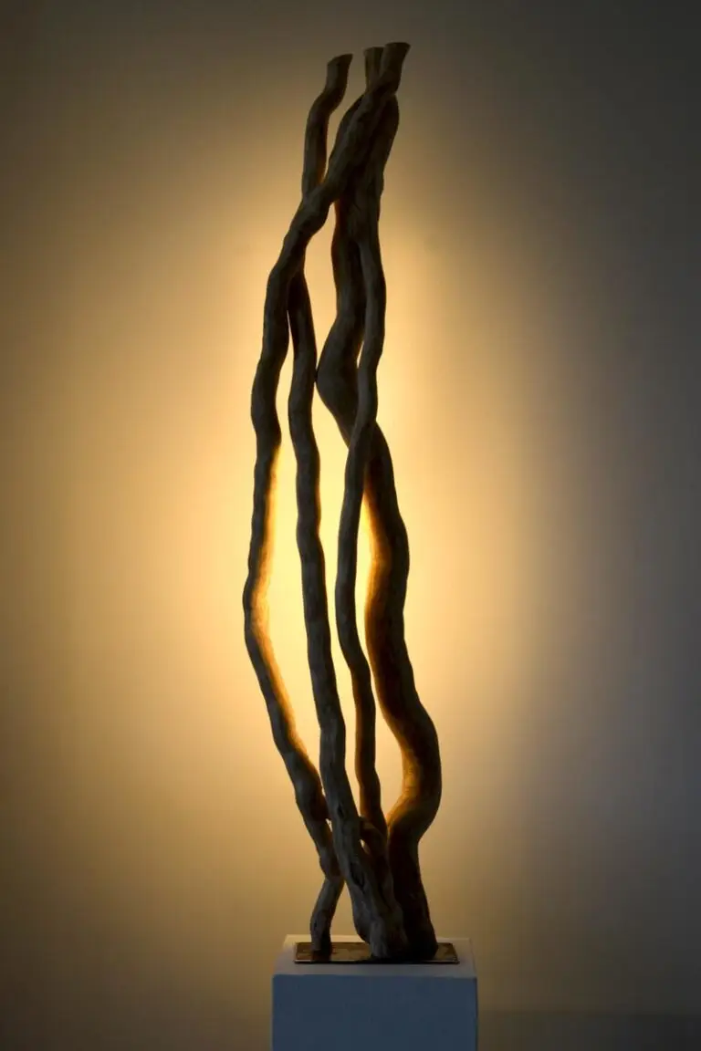 Luminaire LED en bois brut, bois naturel par le sculpteur et artiste français Frédéric Ansermet