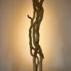 Luminaire LED en bois brut et naturel par le sculpteur et artiste français Frédéric Ansermet