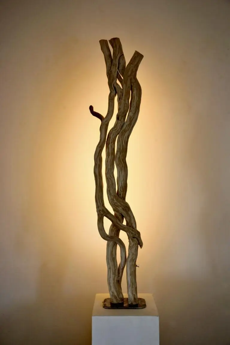 Luminaire LED en bois brut et naturel par le sculpteur et artiste français Frédéric Ansermet