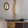 Luminaire LED en bois brut et naturel par le sculpteur et artiste français Frédéric Ansermet