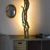 Luminaire LED en bois brut et naturel par le sculpteur et artiste français Frédéric Ansermet