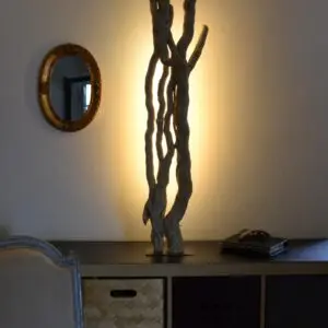 Luminaire LED en bois brut et naturel par le sculpteur et artiste français Frédéric Ansermet
