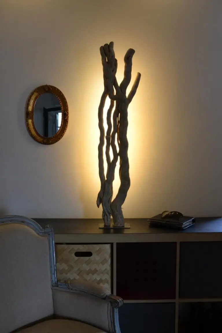 Luminaire LED en bois brut et naturel par le sculpteur et artiste français Frédéric Ansermet