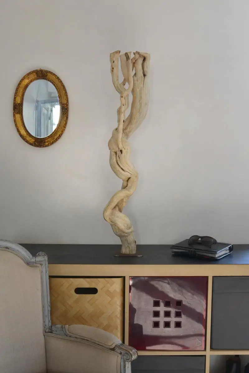 Luminaire LED en bois brut et naturel par le sculpteur et artiste français Frédéric Ansermet