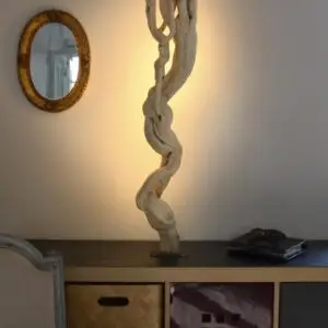 Luminaire LED en bois brut et naturel par le sculpteur et artiste français Frédéric Ansermet