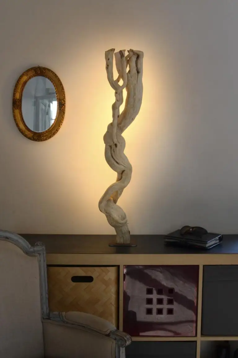 Luminaire LED en bois brut et naturel par le sculpteur et artiste français Frédéric Ansermet