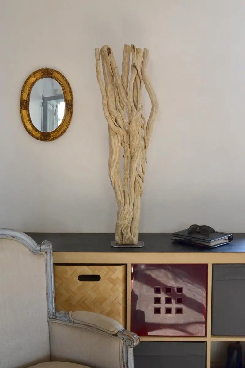 Luminaire LED en bois brut et naturel par le sculpteur et artiste français Frédéric Ansermet