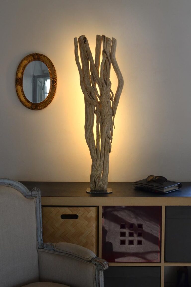 Luminaire LED en bois brut et naturel par le sculpteur et artiste français Frédéric Ansermet