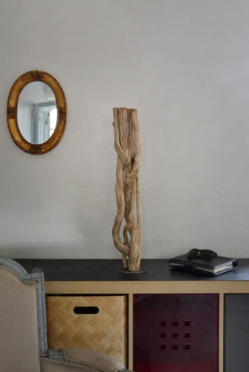 Luminaire LED en bois brut et naturel par le sculpteur et artiste français Frédéric Ansermet