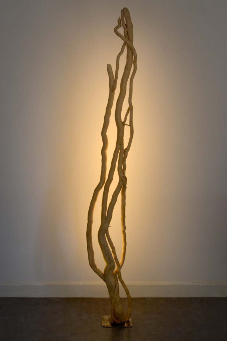 Luminaire LED en bois brut, bois flotté naturel par le sculpteur et artiste français Frédéric Ansermet