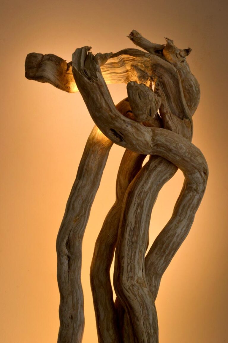 Luminaire LED en bois brut, bois flotté naturel par le sculpteur et artiste français Frédéric Ansermet
