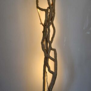 Luminaire LED en bois brut, bois flotté naturel par le sculpteur et artiste français Frédéric Ansermet