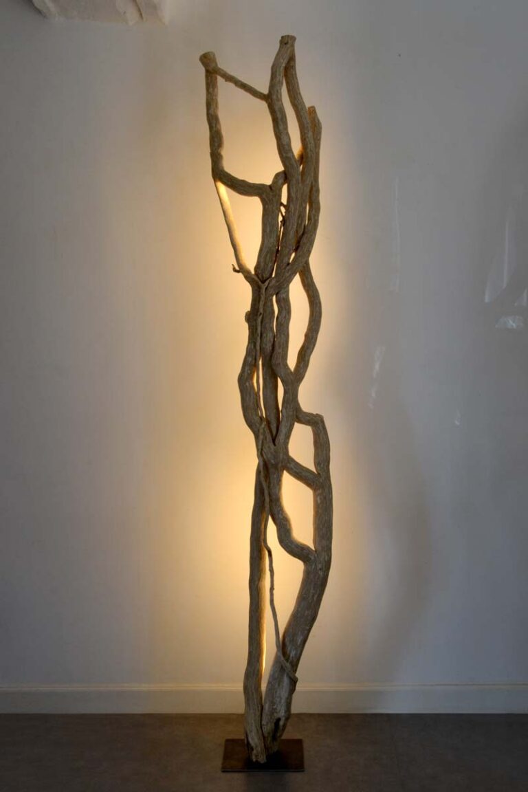 Luminaire LED en bois brut, bois flotté naturel par le sculpteur et artiste français Frédéric Ansermet