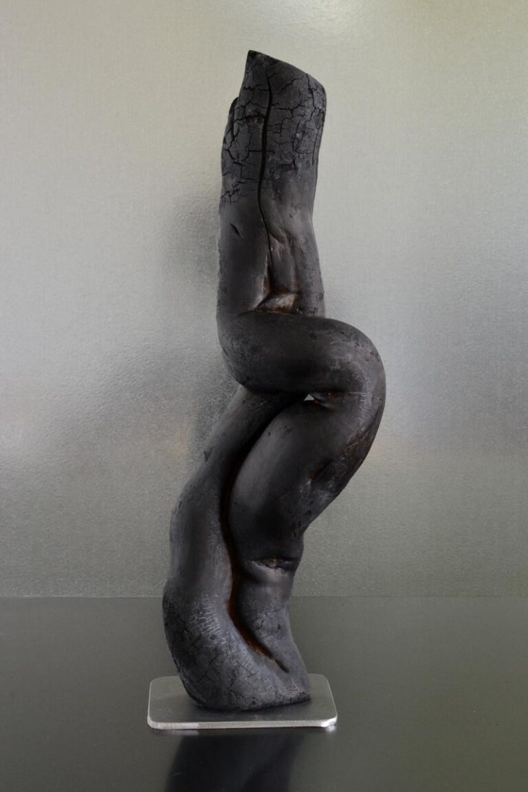 Sculpture en bois brulé par l'artiste Frédéric Ansermet.