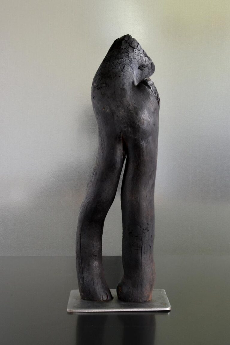 Sculpture en bois brulé par l'artiste Frédéric Ansermet.Sculpture en bois brulé par l'artiste Frédéric Ansermet.