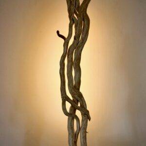 Luminaire LED en bois brut et naturel par le sculpteur et artiste français Frédéric Ansermet