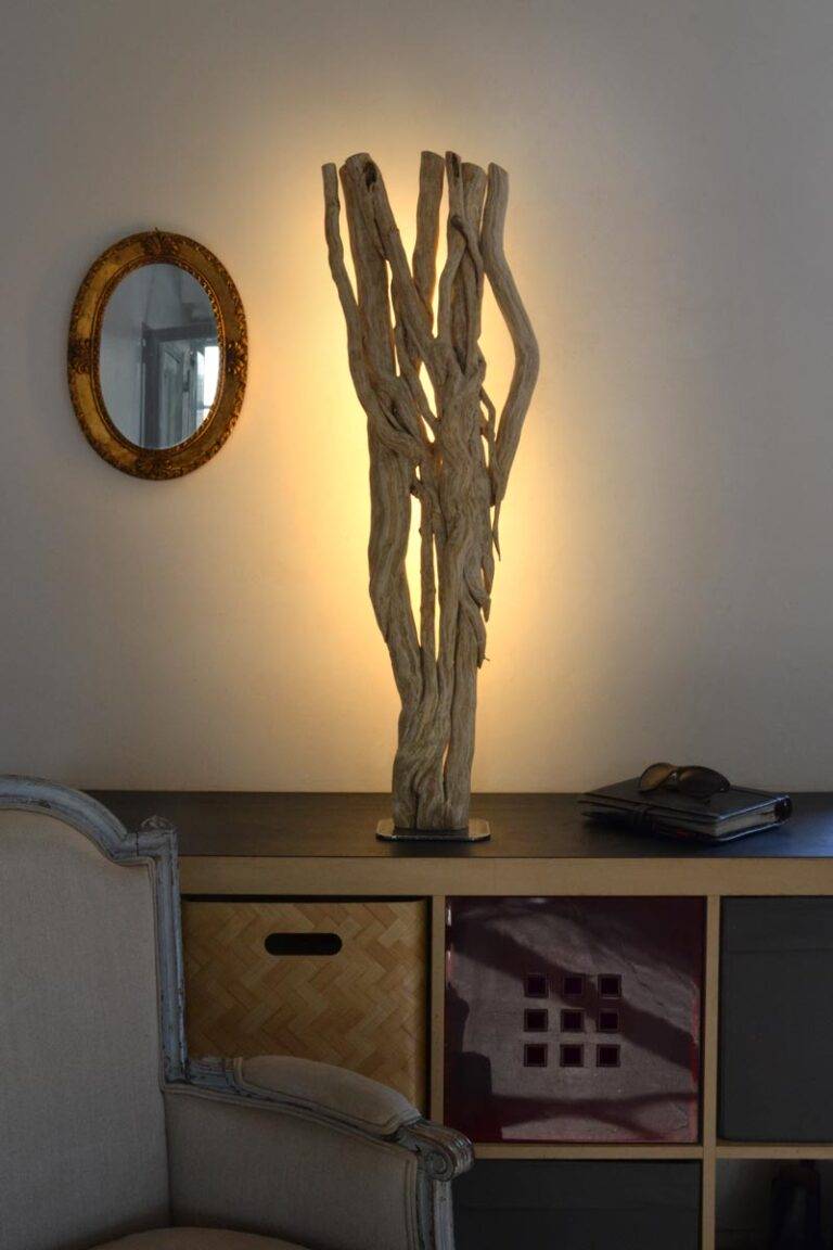 Luminaire LED en bois brut et naturel par le sculpteur et artiste français Frédéric Ansermet