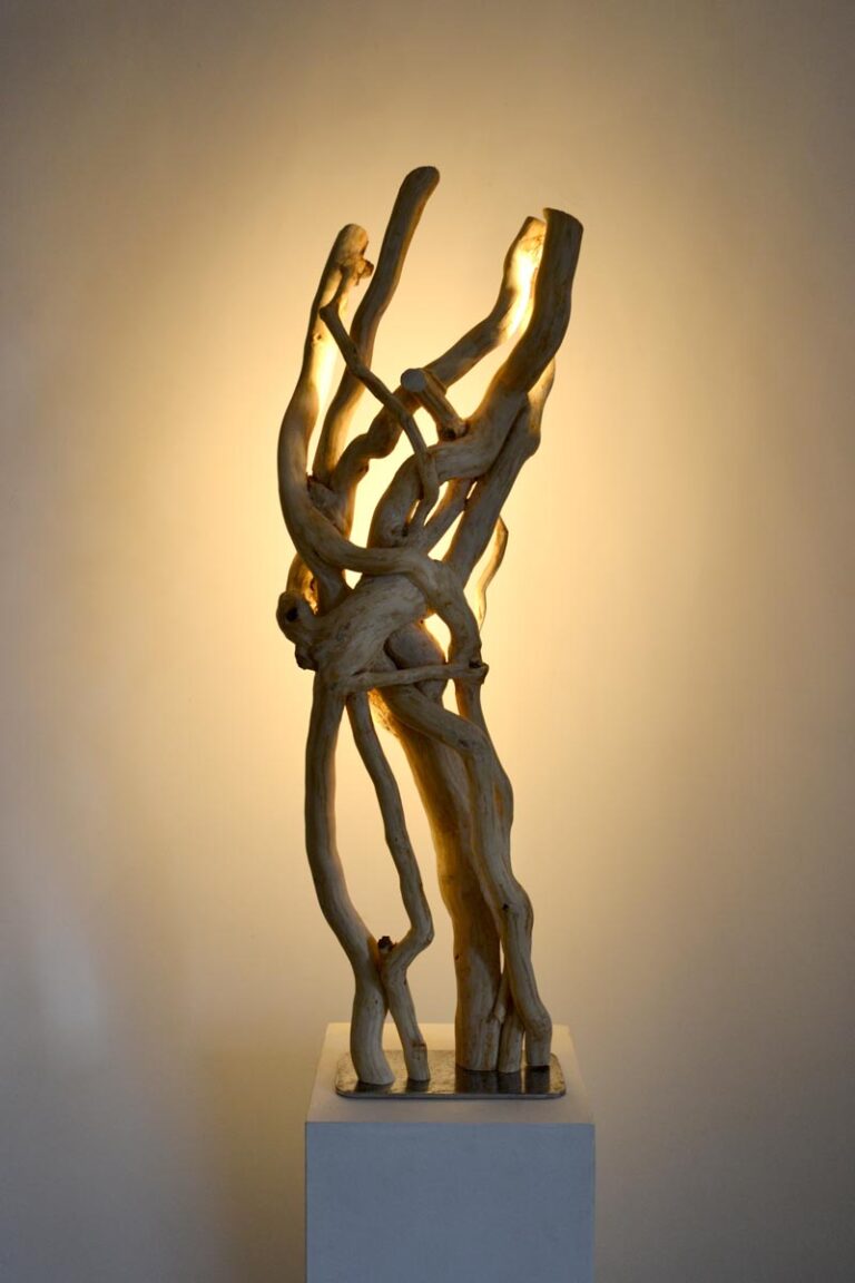 Luminaire LED en bois brut et naturel par le sculpteur et artiste français Frédéric Ansermet