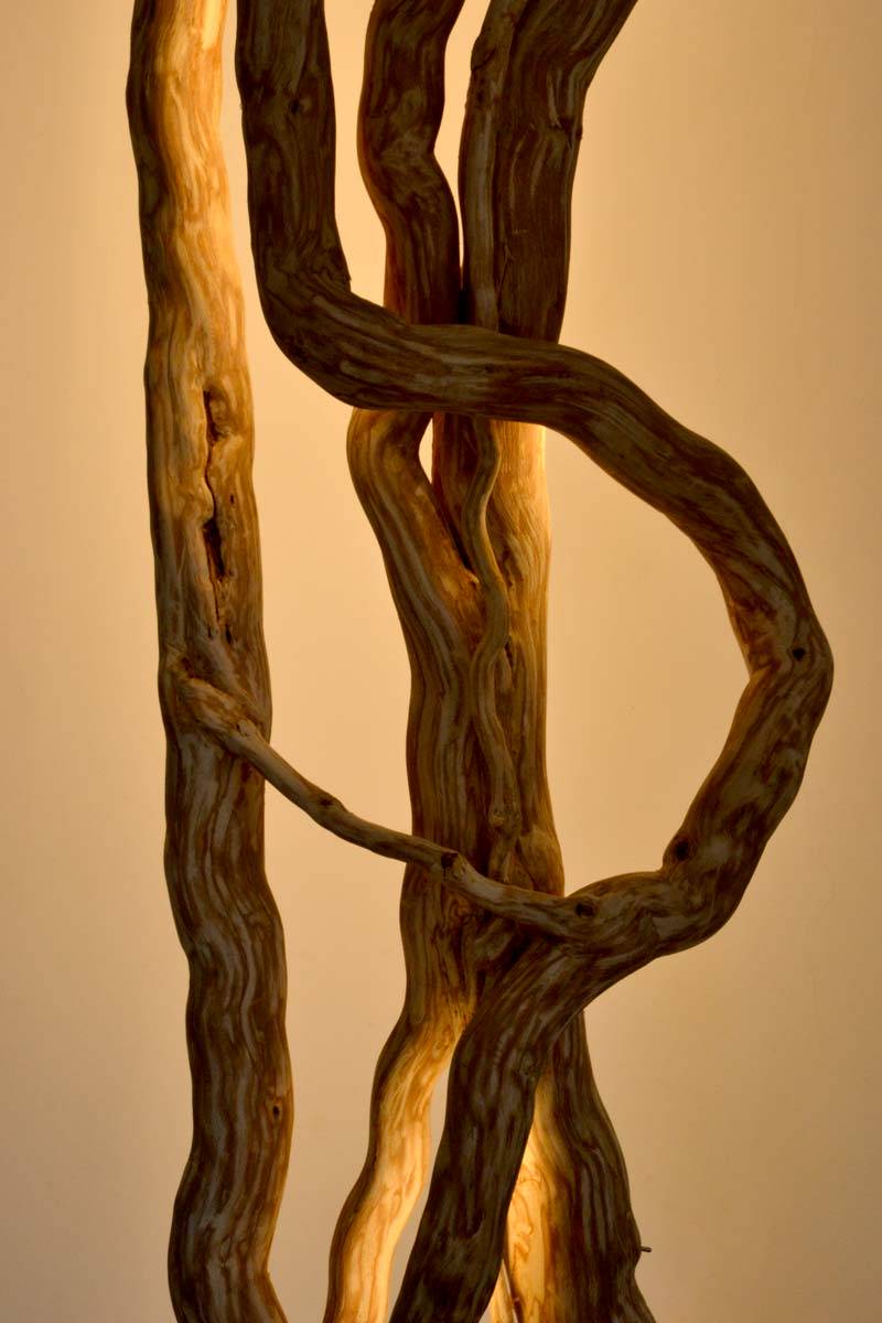 Luminaire LED en bois brut, bois flotté naturel par le sculpteur et artiste français Frédéric Ansermet