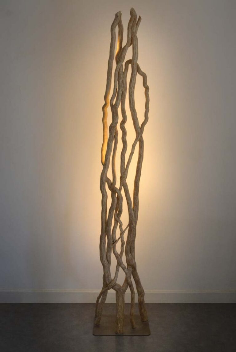 Luminaire LED en bois brut, bois flotté naturel par le sculpteur et artiste français Frédéric Ansermet