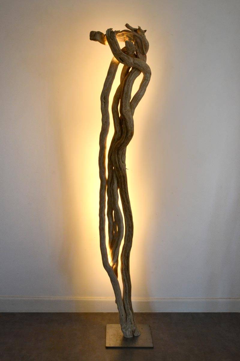 Luminaire LED en bois brut, bois flotté naturel par le sculpteur et artiste français Frédéric Ansermet