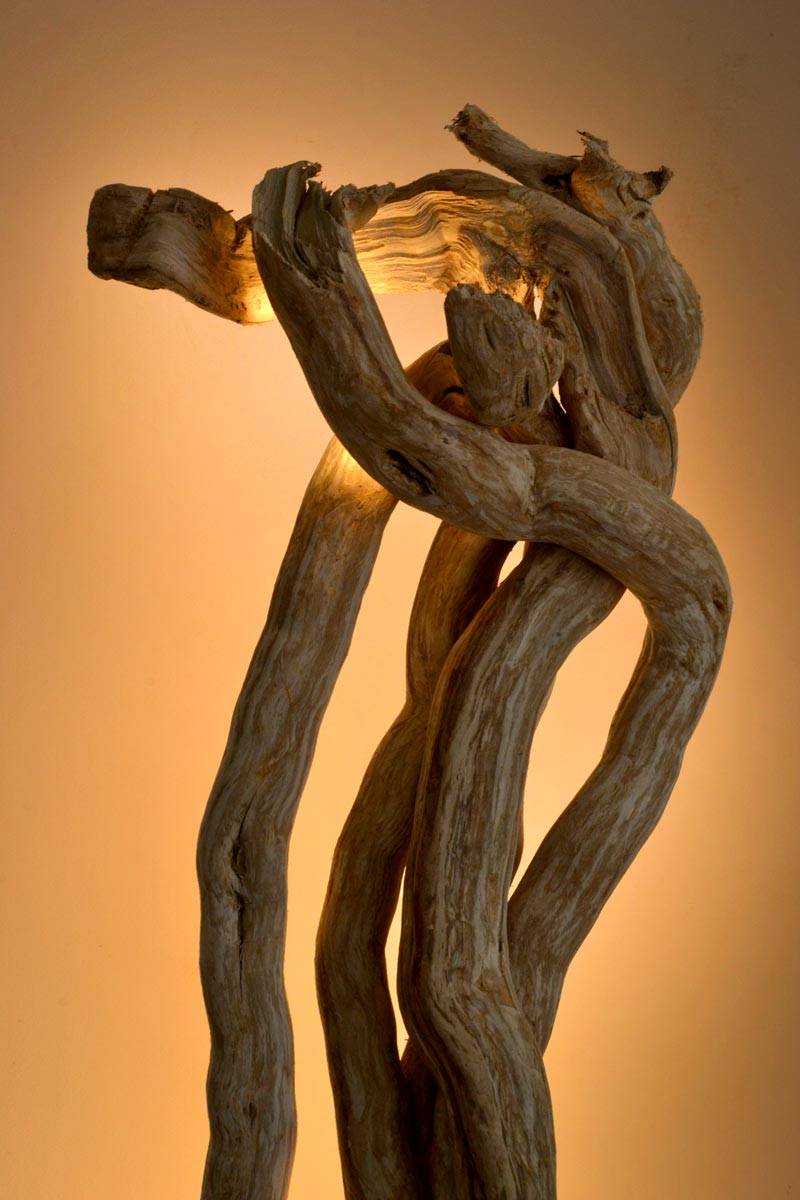 Luminaire LED en bois brut, bois flotté naturel par le sculpteur et artiste français Frédéric Ansermet