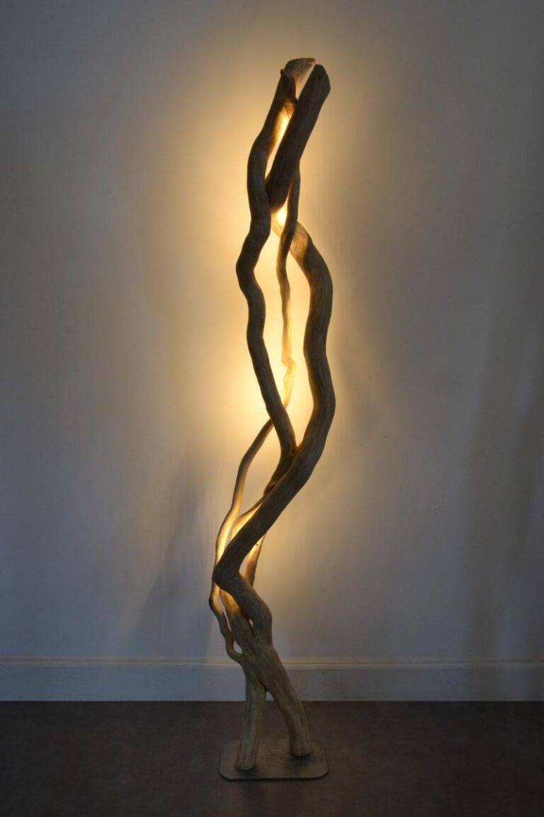 Luminaire LED en bois brut, bois flotté naturel par le sculpteur et artiste français Frédéric Ansermet