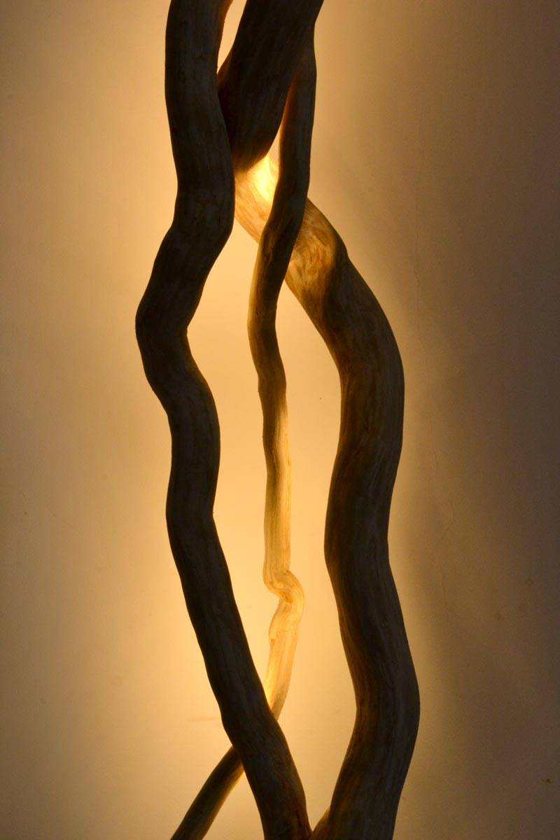 Luminaire LED en bois brut, bois flotté naturel par le sculpteur et artiste français Frédéric Ansermet