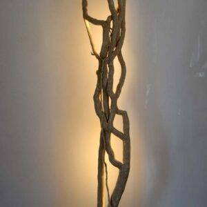 Luminaire LED en bois brut, bois flotté naturel par le sculpteur et artiste français Frédéric Ansermet