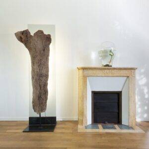 Luminaire LED en bois brut, Verre dépoli. socle acier par l'artiste et sculpteur Frédéric Ansermet