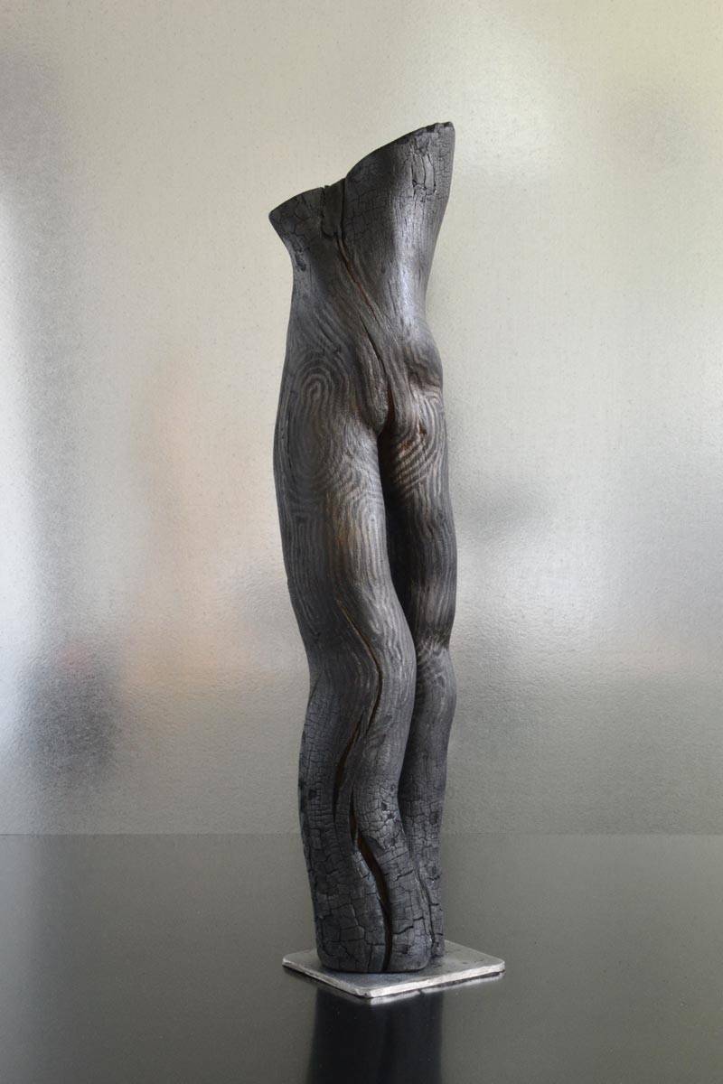 Sculpture en bois brulé par l'artiste Frédéric Ansermet.