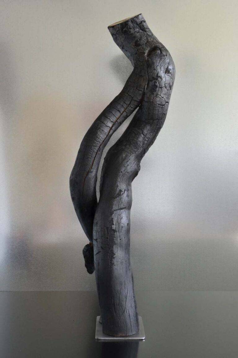 Sculpture en bois brulé par l'artiste Frédéric Ansermet.