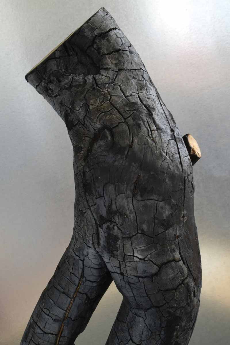 Sculpture en bois brulé par l'artiste Frédéric Ansermet.