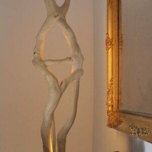 Luminaire LED en bois brut, bois naturel par le sculpteur et artiste français Frédéric Ansermet