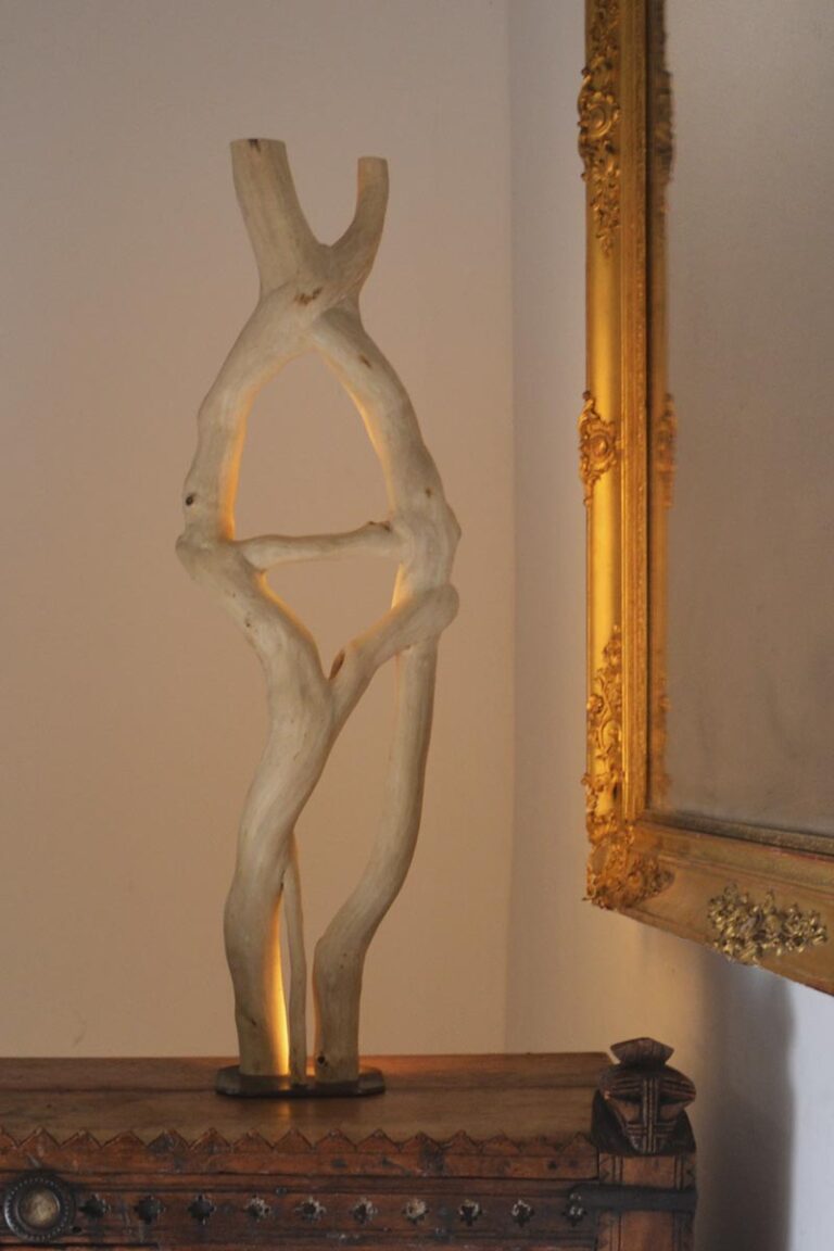 Luminaire LED en bois brut, bois naturel par le sculpteur et artiste français Frédéric Ansermet