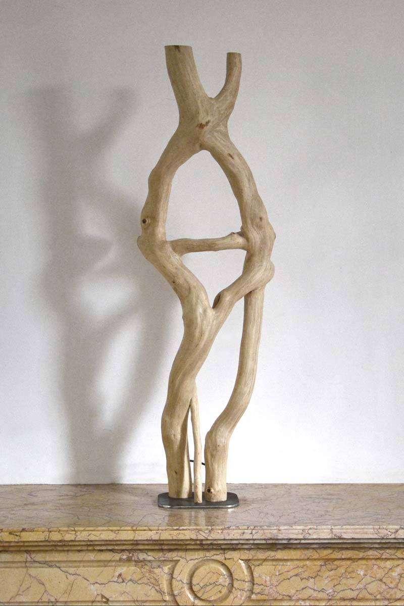 Luminaire LED en bois brut, bois naturel par le sculpteur et artiste français Frédéric Ansermet