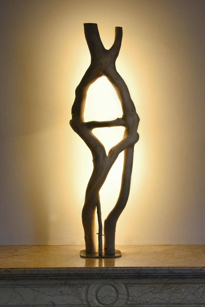 Luminaire LED en bois brut, bois naturel par le sculpteur et artiste français Frédéric Ansermet