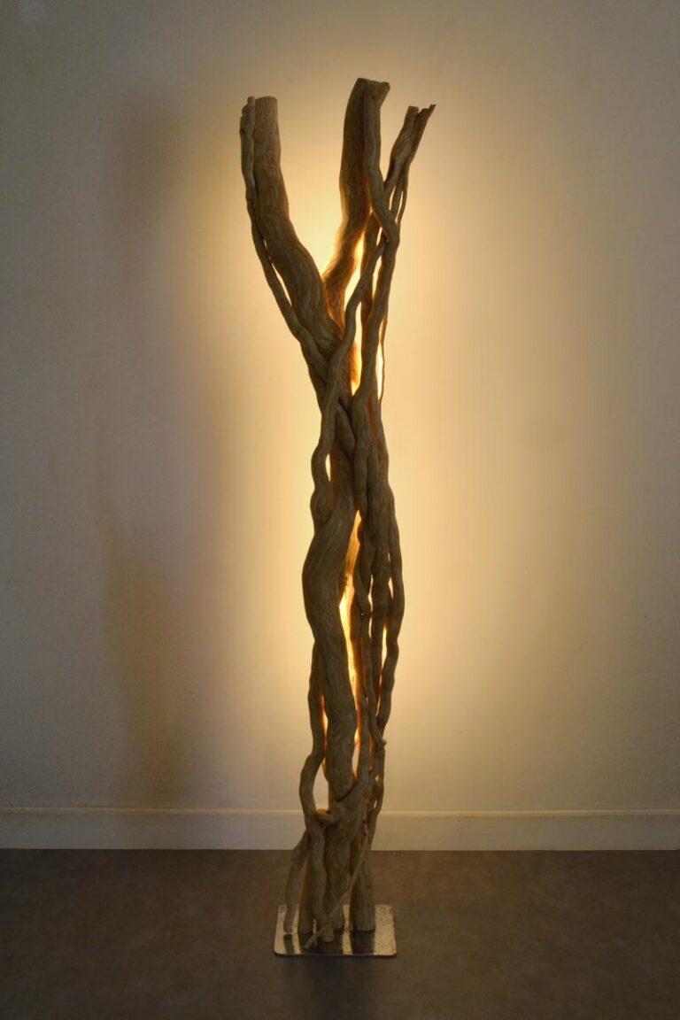 Luminaire LED en bois brut, bois flotté naturel par le sculpteur et artiste français Frédéric Ansermet