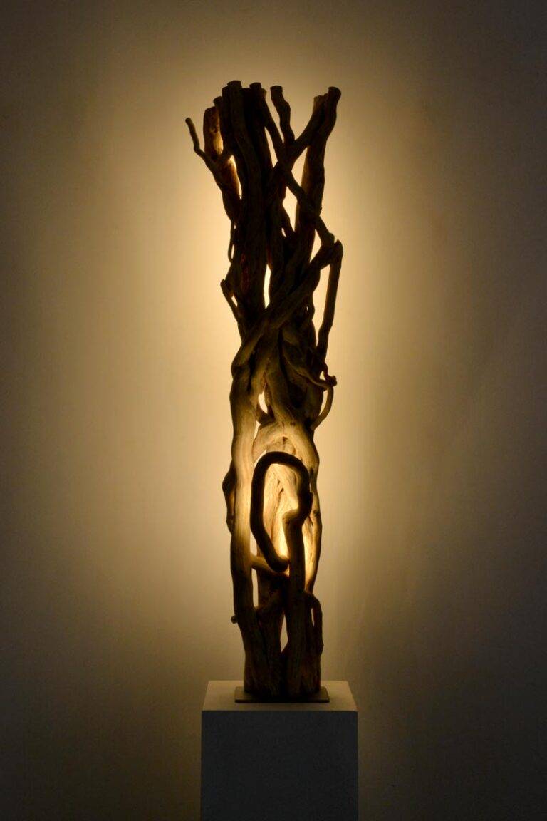 Luminaire LED en bois flotté naturel par le sculpteur et artiste français Frédéric Ansermet