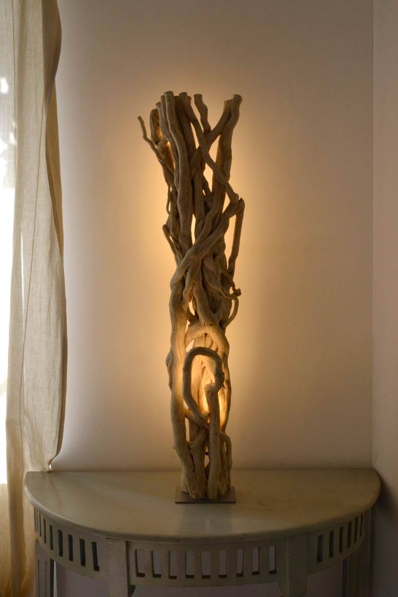 Luminaire LED en bois flotté naturel par le sculpteur et artiste français Frédéric Ansermet