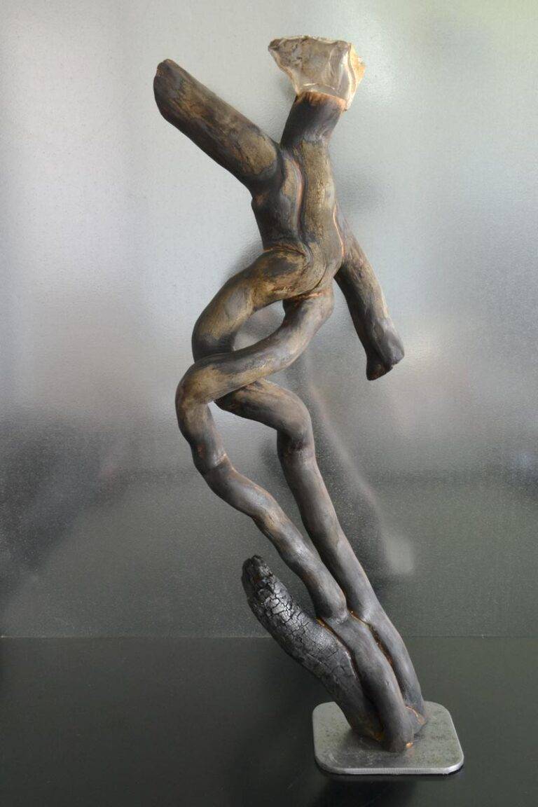 Sculpture en bois brulé par l'artiste Frédéric Ansermet.