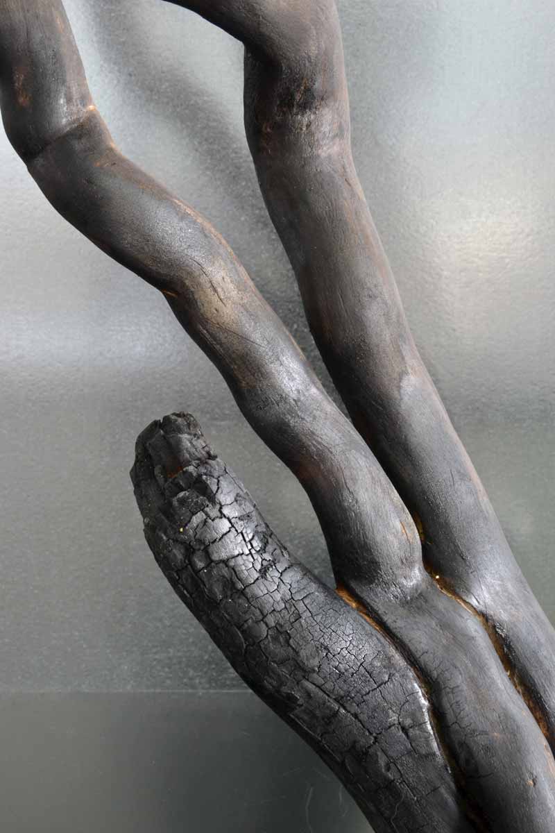 Sculpture en bois brulé par l'artiste Frédéric Ansermet.